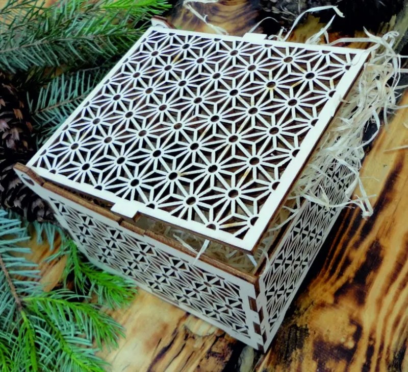 Vintage drewniane pudełko - łatwe, rozmiar: 12,6x12,6x8,2 cm, złożone