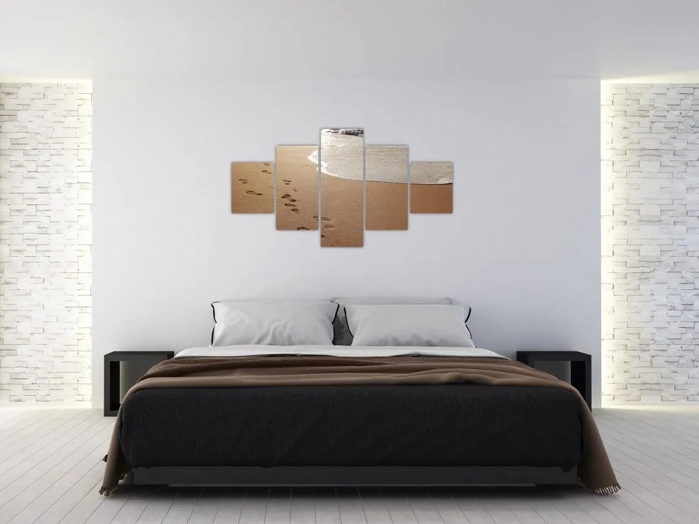 Obraz - ślady stóp na piasku i morzu (125x70 cm)