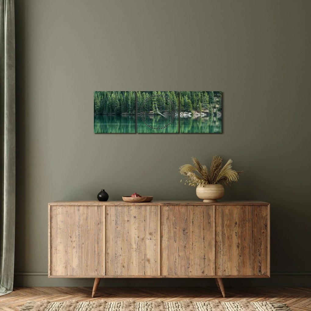 Obraz - drzewa iglaste nad jeziorem (z zegarem) (90x30 cm)