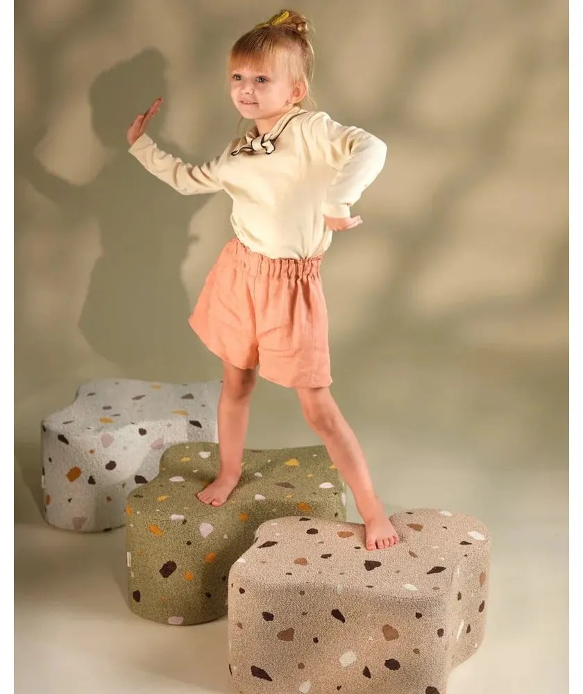 Jasnobrązowy puf dziecięcy z materiału bouclé/z tkaniny szenilowej Terrazzo Cloud – Wigiwama
