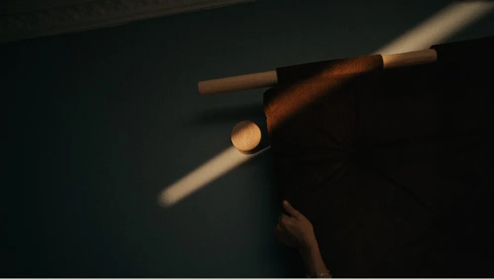 Fotel w naturalnym kolorze Hooked – Karup Design