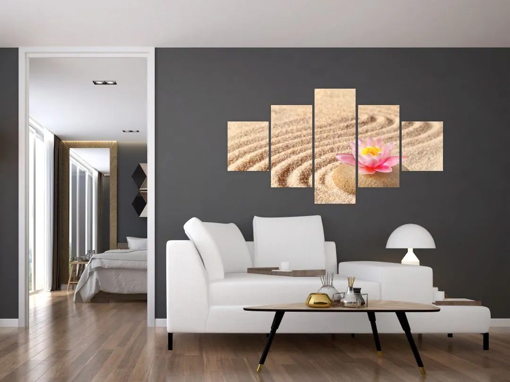 Obraz kamienia z kwiatem na piasku (125x70 cm)