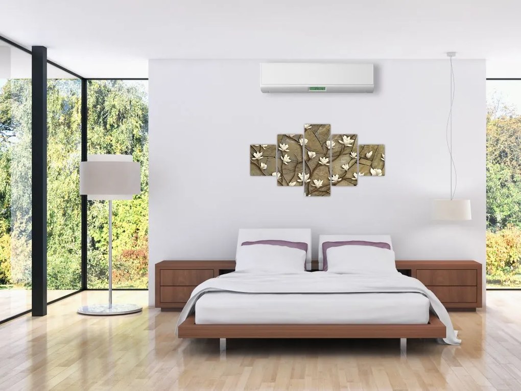 Obraz - Białe magnolie na murze kamiennym (125x70 cm)