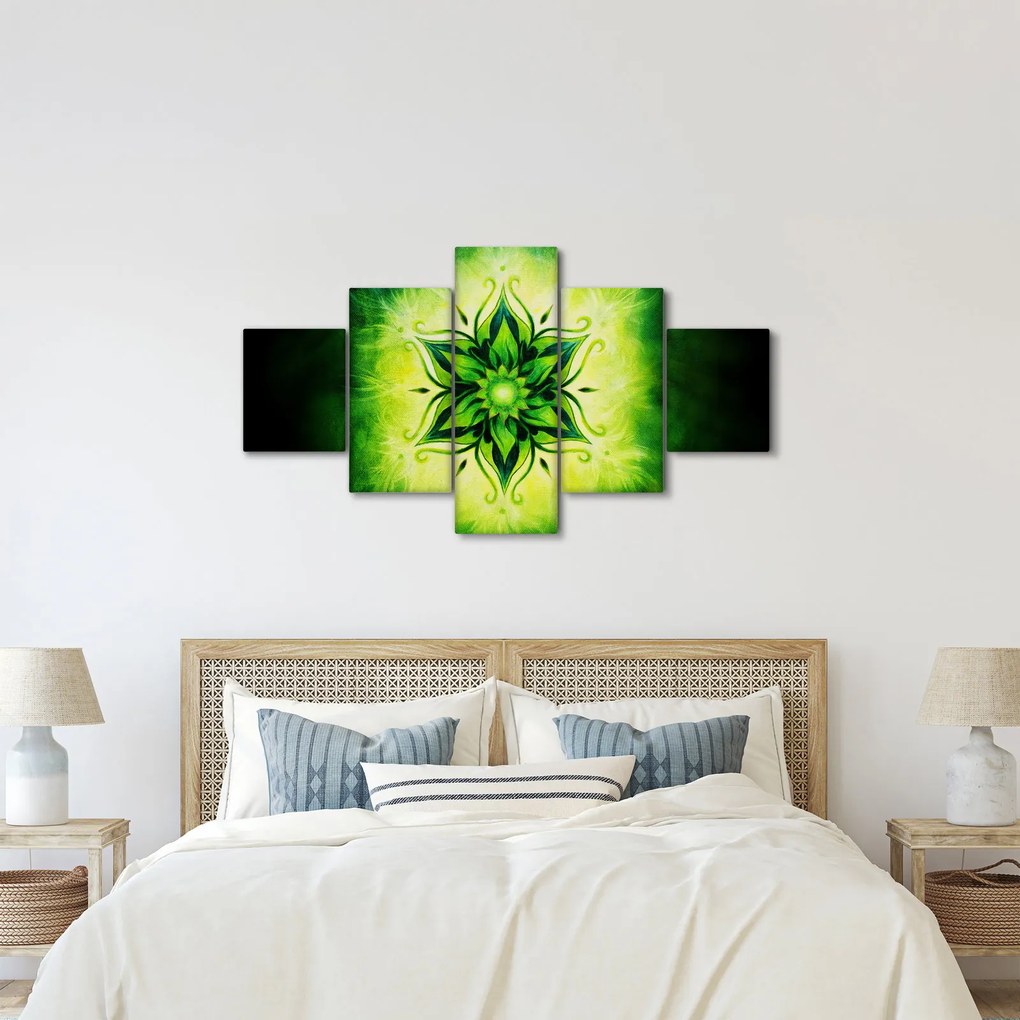 Obraz - Kwiatowa mandala na zielonym tle (125x70 cm)