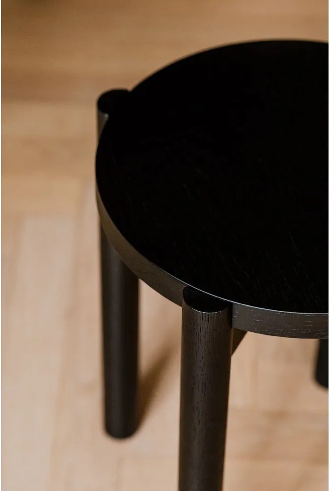 Czarny stołek z litego drewna bukowego Hopp – noo.ma