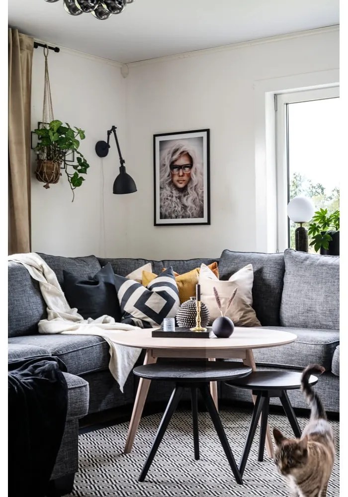 Naturalny okrągły stolik w dekorze dębu 90x90 cm Yumi – Rowico
