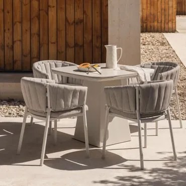 Zestaw Składający Się Ze Stołu Kwadratowego 90x90 Cm Z Kamienia Spiekanego I Aluminium Inkeri Oraz 4 Krzeseł Ogrodowych Z Alumin Biała - Sklum
