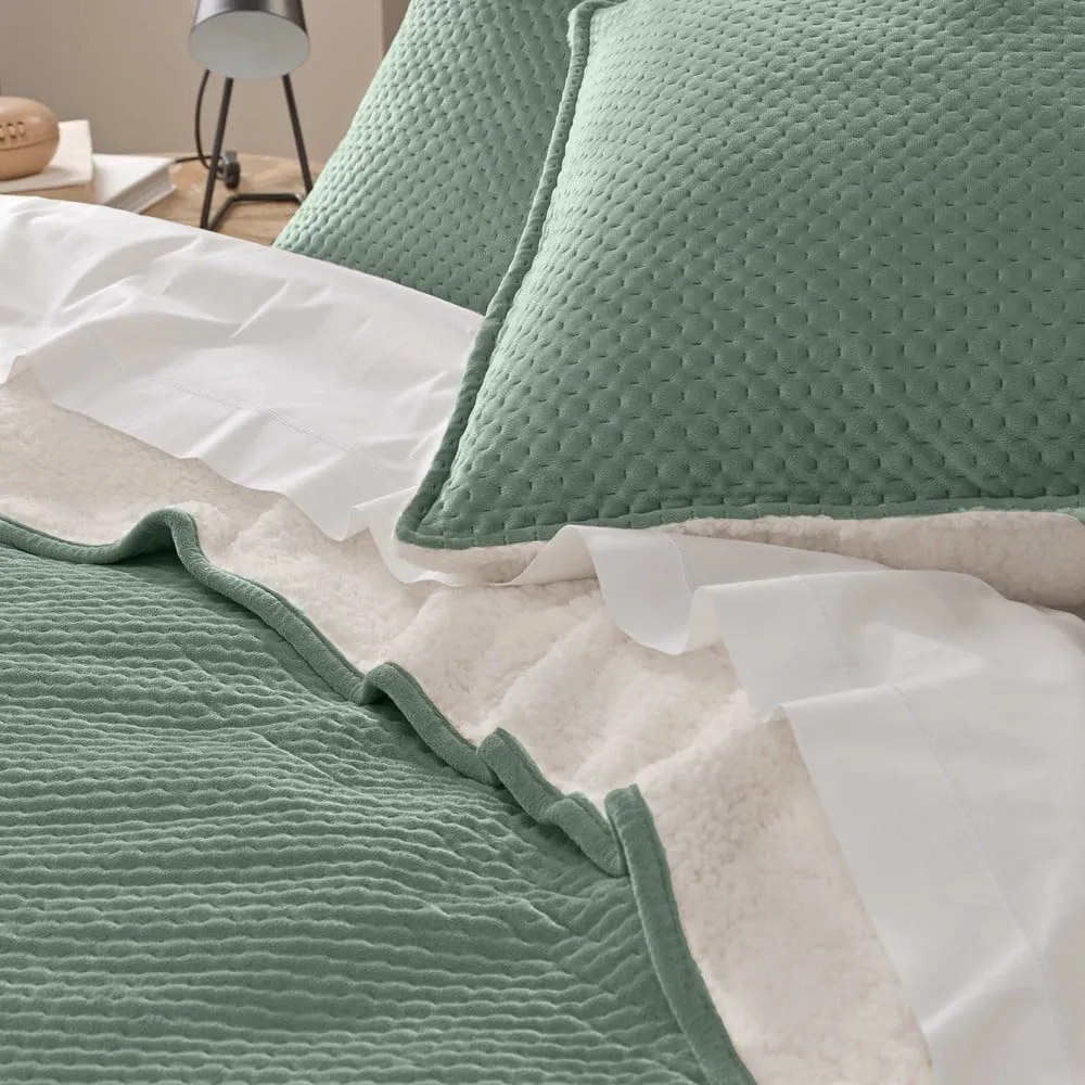 Zielony zestaw narzuty na łóżko i poszewki na poduszkę z materiału sherpa 220x240 cm Mylene – douceur d'intérieur