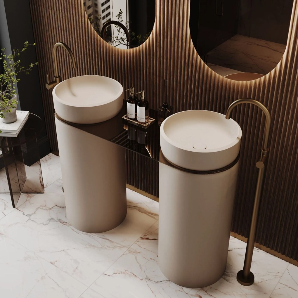 Dwie umywalki z konglomeratu wolnostojące okrągłe 85 x 40 cm RONA bez przelewu połączone półką szklaną | Różne kolory półki : Kolor szklanej półki - Brązowy, Kolor umywalki RONA - Beż matowy, Podłączenie syfonu - Do podłogi