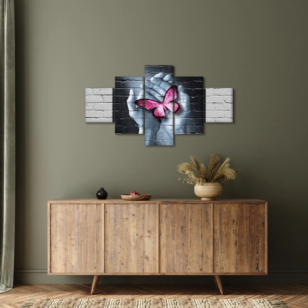 Obraz - Różowy motyl w ścianie (125x70 cm)