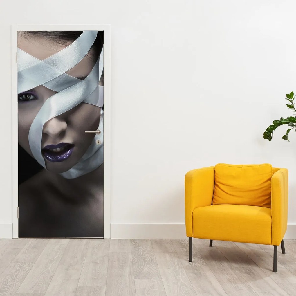 Fototapeta na drzwi - Kobieta ze wstążką (95x205cm)