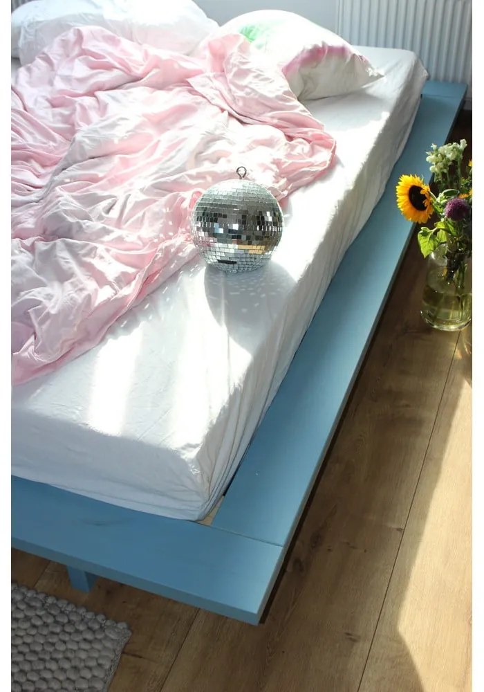 Jasnoniebieskie łóżko dwuosobowe z litego drewna sosnowego ze stelażem 180x200 cm Japan – Karup Design