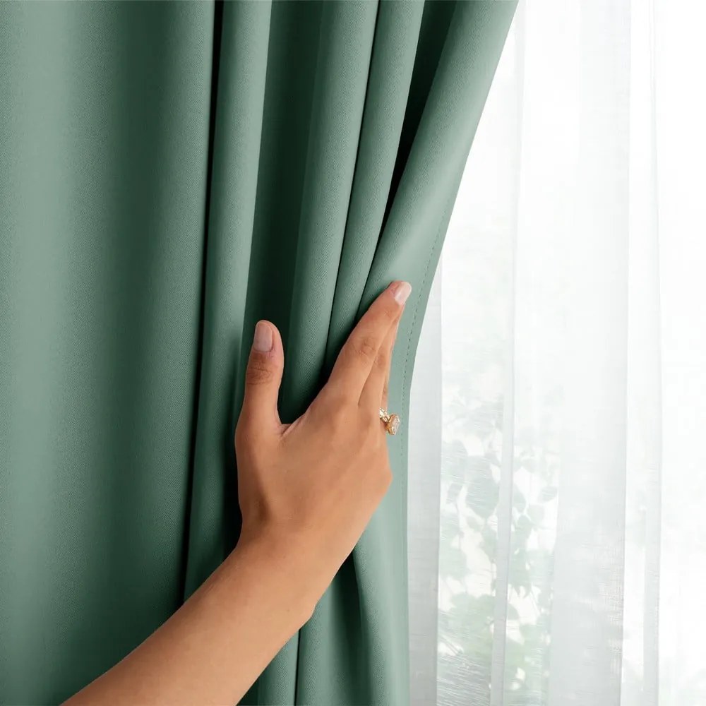 Jasnozielona zasłona zaciemniająca 140x245 cm Eyelets – Restilo