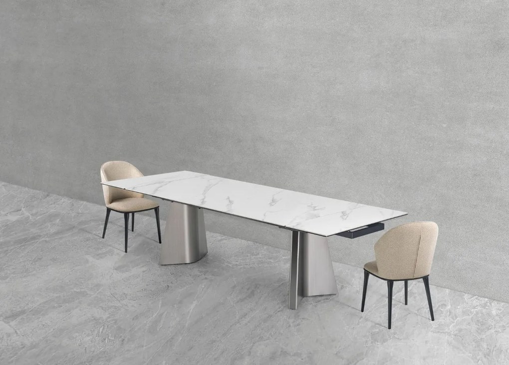 Nowoczesny stół rozkładany Nexus o wymiarach 200(280)×90 cm zachwyca eleganckim blatem z masy ceramicznej i solidną podstawą ze stali szczotkowanej. Styl, trwałość i funkcjonalność w jednym – idealny do jadalni i salonu.