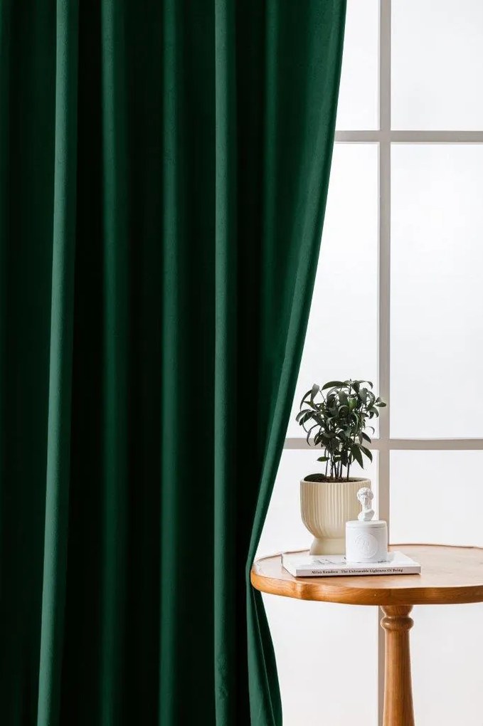Ciemnozielona zasłona zaciemniająca VELVET 140x250 cm Zawieszanie: Metalowe pierścienie