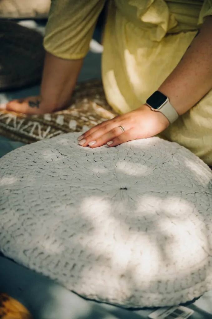 Okrągła poduszka dekoracyjna DORA 45 cm, żółta