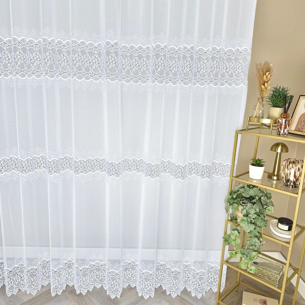 Firana gipiurowa na markizecie z trzema dekoracyjnymi pasami – wys. 260 cm