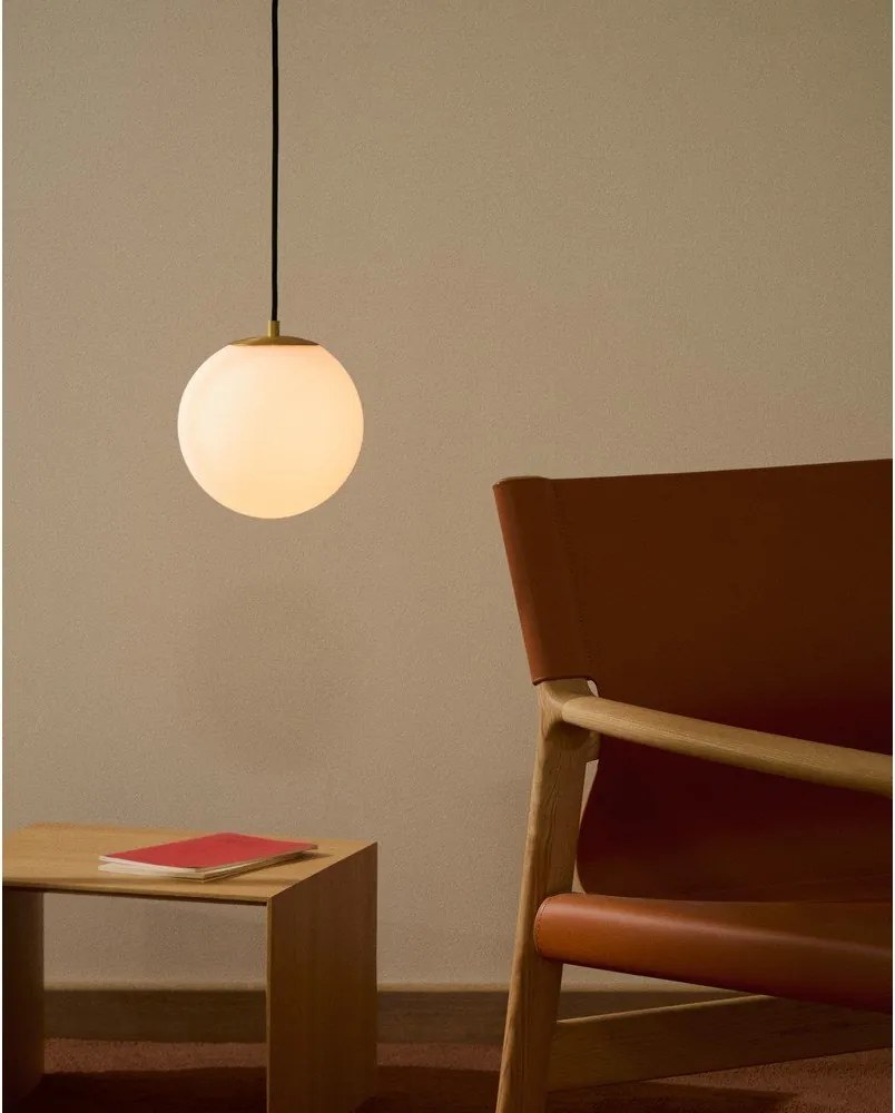 Lampa wisząca w biało-złotym kolorze ze szklanym kloszem ø 10 cm Brisia – Kave Home