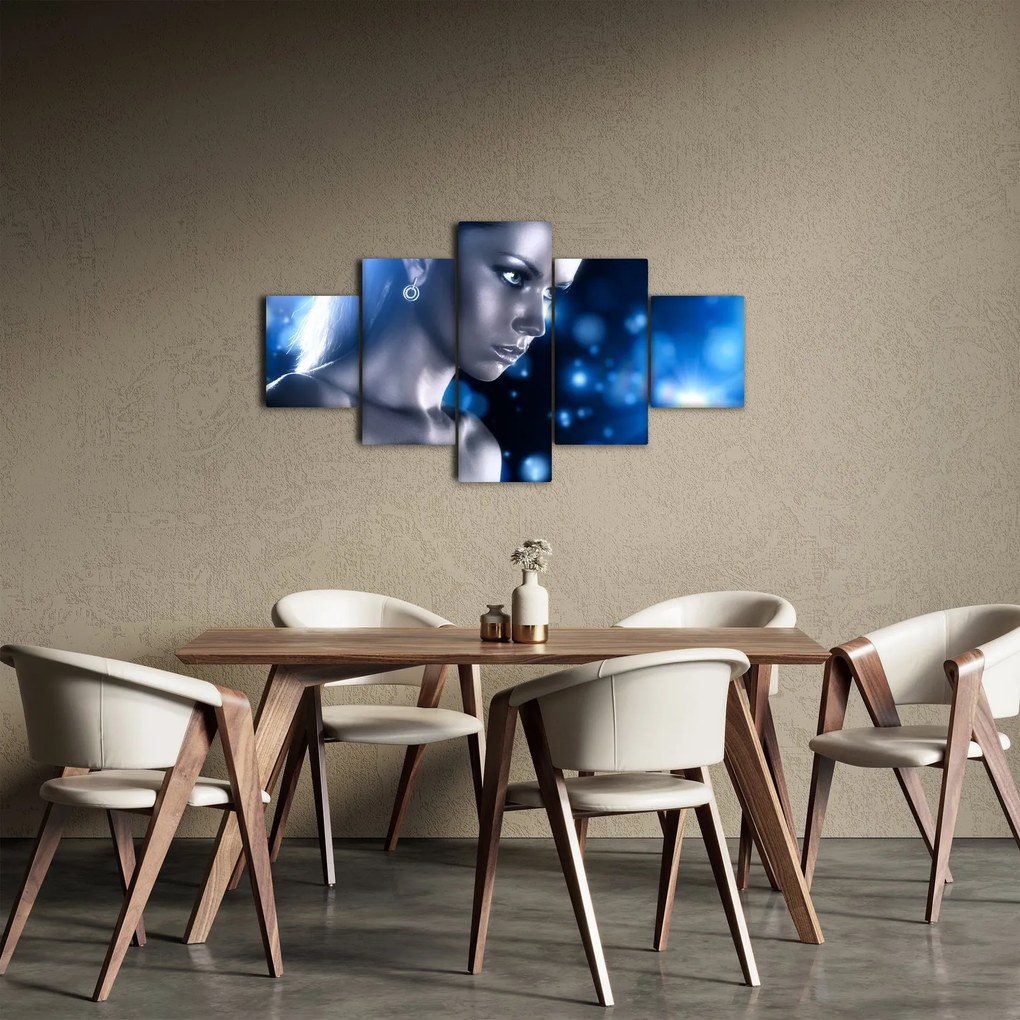 Obraz kobiety w niebieskim blasku (125x70 cm)