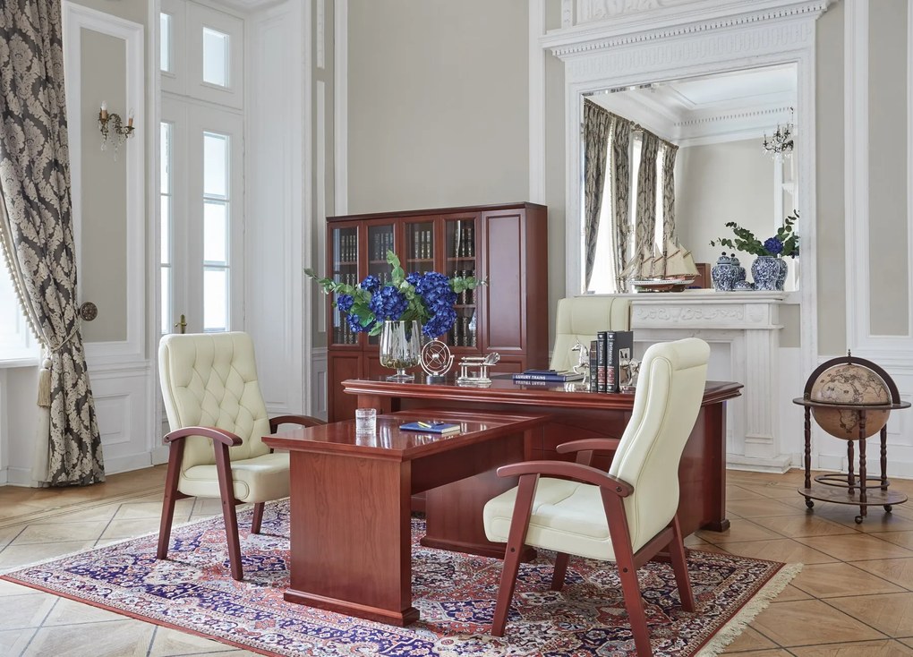 Eleganckie krzesło gabinetowe Consul tapicerowane skórą naturalną w kolorze brązowym, czarnym lub kremowym. Krzesło ma drewnianą ramę i podłokietniki, jest wygodne i solidnie wykonane.