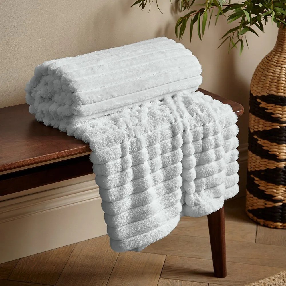 Biały koc z mikropluszu 130x170 cm Cosy Ribbed – Catherine Lansfield
