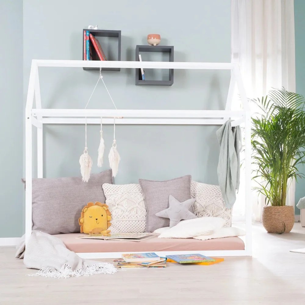Białe łóżko dziecięce z litego drewna sosnowego w kształcie domku z materacem bez stelaża 70x140 cm House Bed – Roba