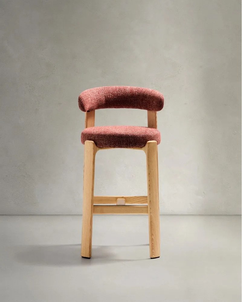 Hoker z litego drewna jesionowego w ceglasto-naturalnym kolorze (wysokość siedziska 75 cm) Granite – Kave Home