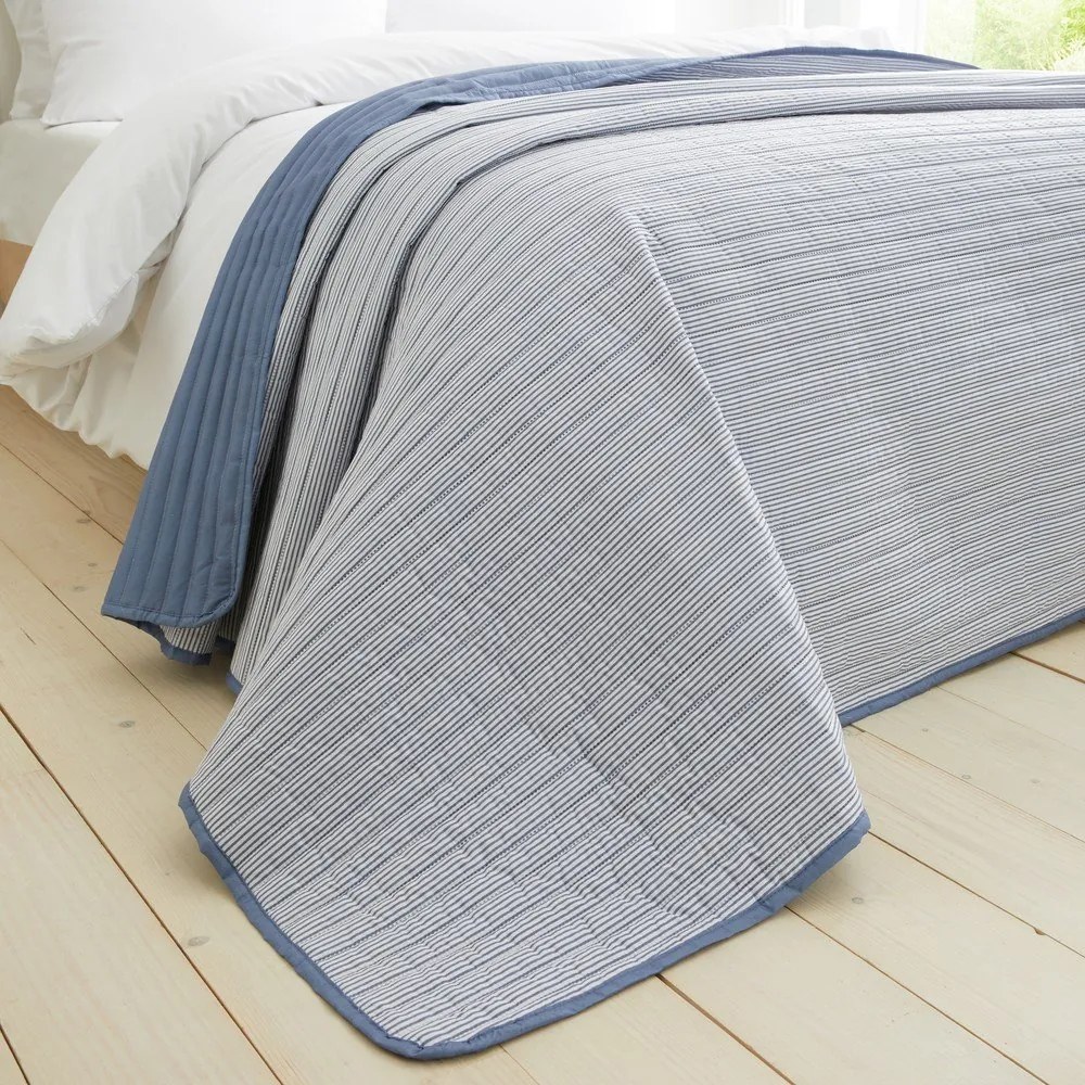 Niebieska narzuta pikowana 220x230 cm Stripe – Catherine Lansfield
