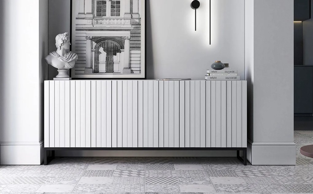 Komoda z 3 drzwiami – Korpus biały mat, ryflowane fronty biały mat – 168 cm, czarna metalowa rama