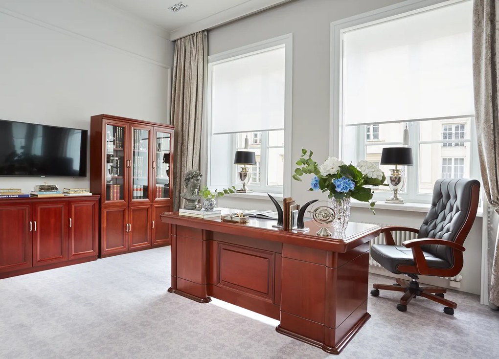 Elegancki fotel gabinetowe Consul tapicerowany skórą naturalną w kolorze brązowym, czarnym lub kremowym. Fotel ma drewnianą ramę i podłokietniki, mechanizm tilt, jest wygodne i solidnie wykonane.