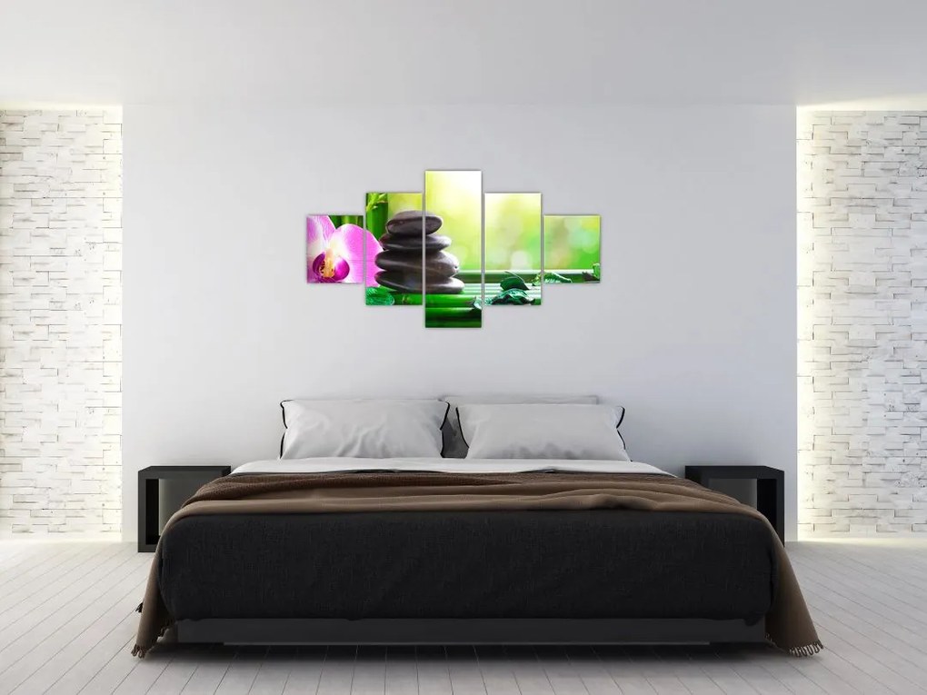 Obraz kamieni do masażu i storczyków na wodzie (125x70 cm)