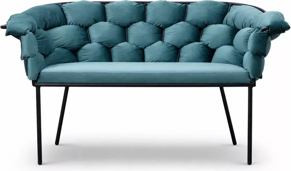 Sofa dwuosobowa Katthia - wygodna sofa z miękkim oparciem na czarnych metalowych nogach