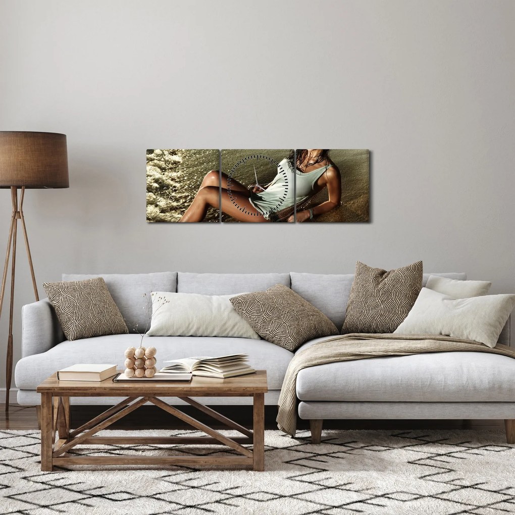 Obraz kobiety na plaży (z zegarem) (90x30 cm)