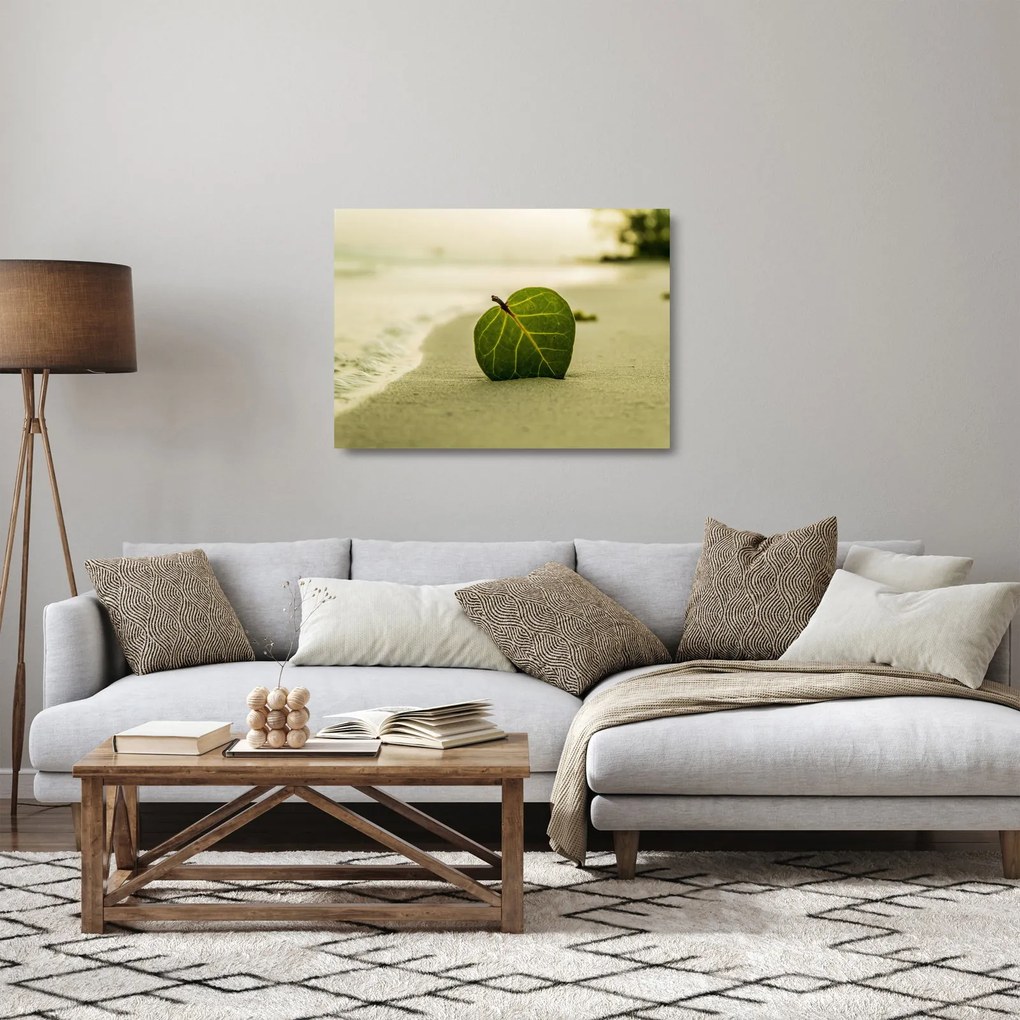 Obraz na szkle - liść w piasku (70x50 cm)