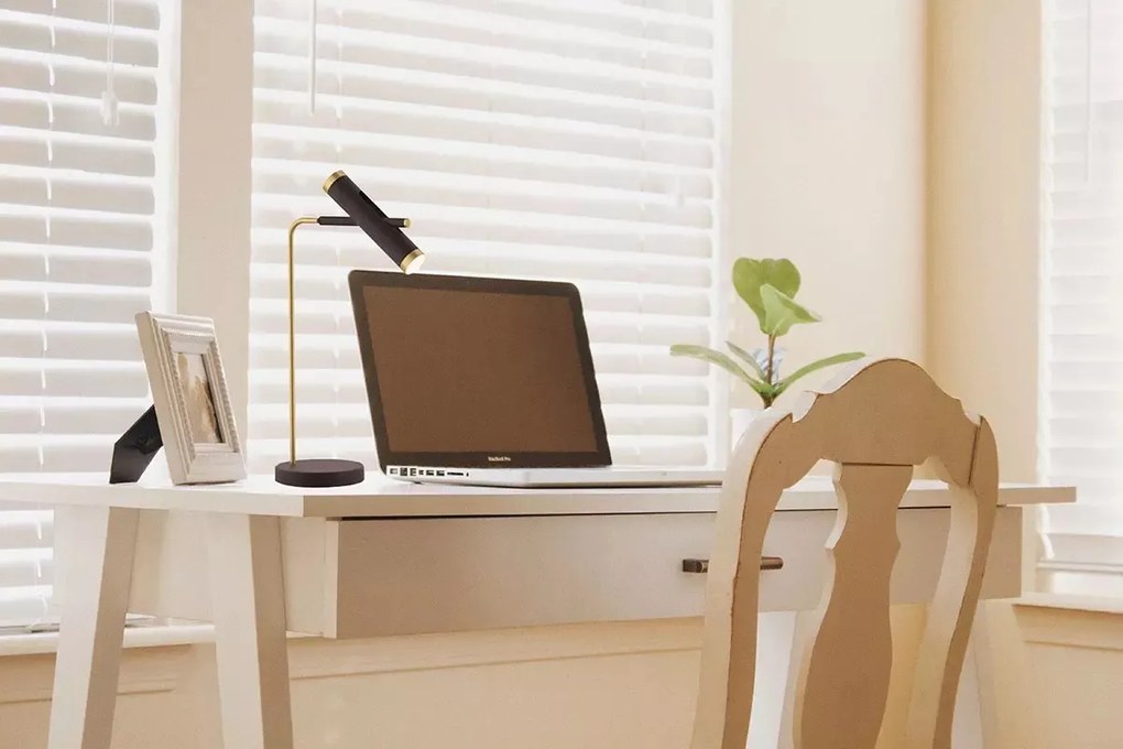Designerska lampka biurkowa z metalu Lunette 1