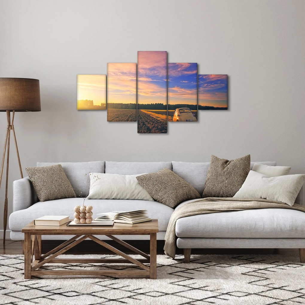 Obraz żółtego samochodu na polu (125x70 cm)