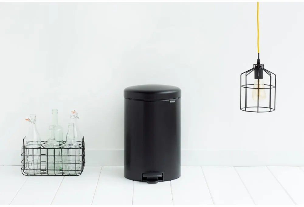 Stalowy kosz na śmieci z pedałem w kolorze matowej czerni 20 l NewIcon – Brabantia