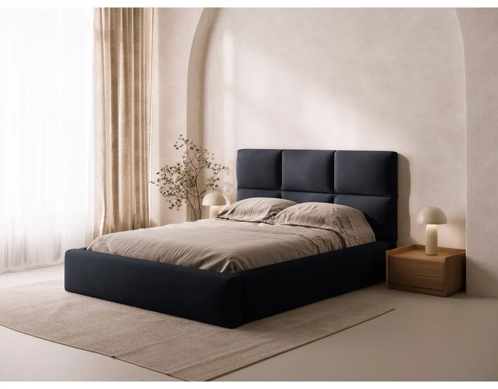 Ciemnoniebieskie tapicerowane łóżko dwuosobowe ze schowkiem ze stelażem 160x200 cm Libera – Windsor &amp; Co Sofas