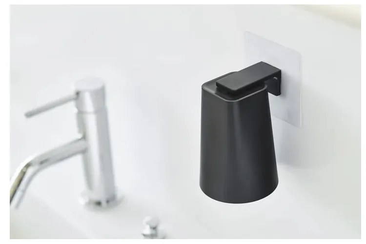 Czarny plastikowy uchwyt z kubkiem Film Hook – YAMAZAKI