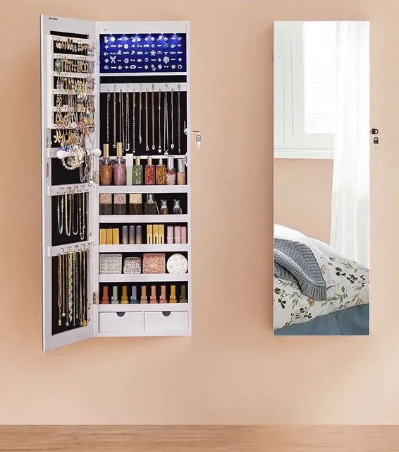 Biała szafka wisząca na biżuterię z lustrem na klucz W1-F86