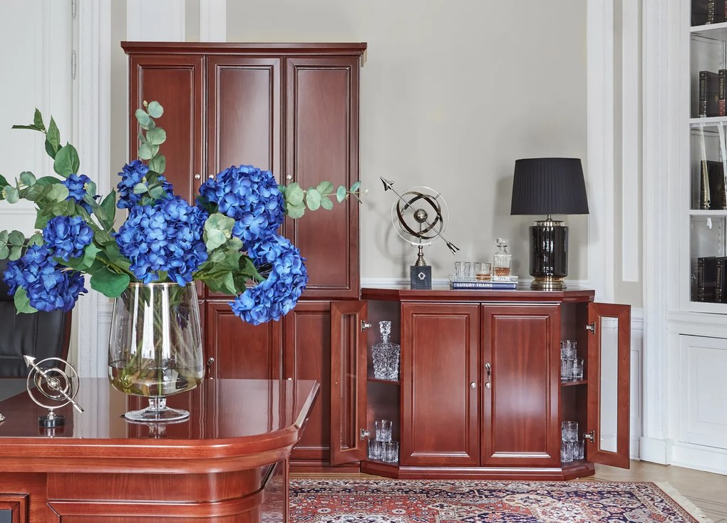 Elegancka komoda barek Diamante, boczne drzwi przeszklone, przednie zabudowane. Komoda fornirowana, pięknie wykonana, w zabudowanej części zmieści się mała lodówka.