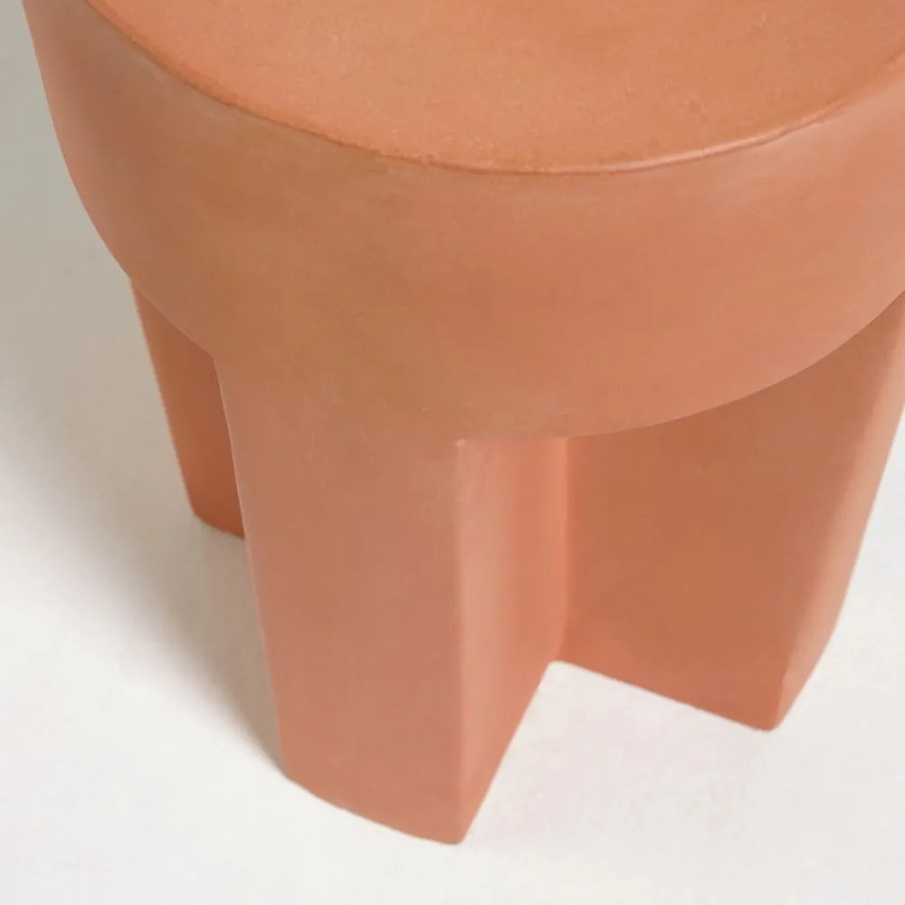 Terakotowy stolik Kave Home Vilena, ⌀ 33 cm