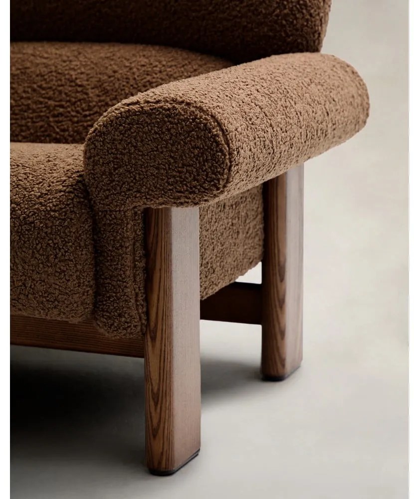 Brązowy fotel z materiału bouclé Nema – Kave Home
