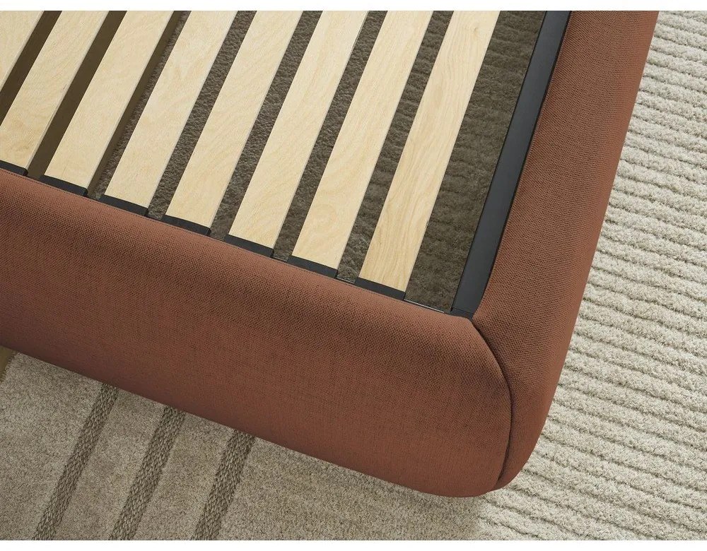 Pomarańczowe tapicerowane łóżko dwuosobowe bez zagłówka ze schowkiem i stelażem 180x200 cm Inera – Bobochic Paris