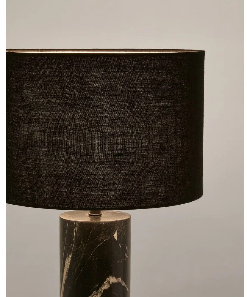 Czarna marmurowa lampa stołowa z tekstylnym kloszem (wysokość 57 cm) Vex – Kave Home