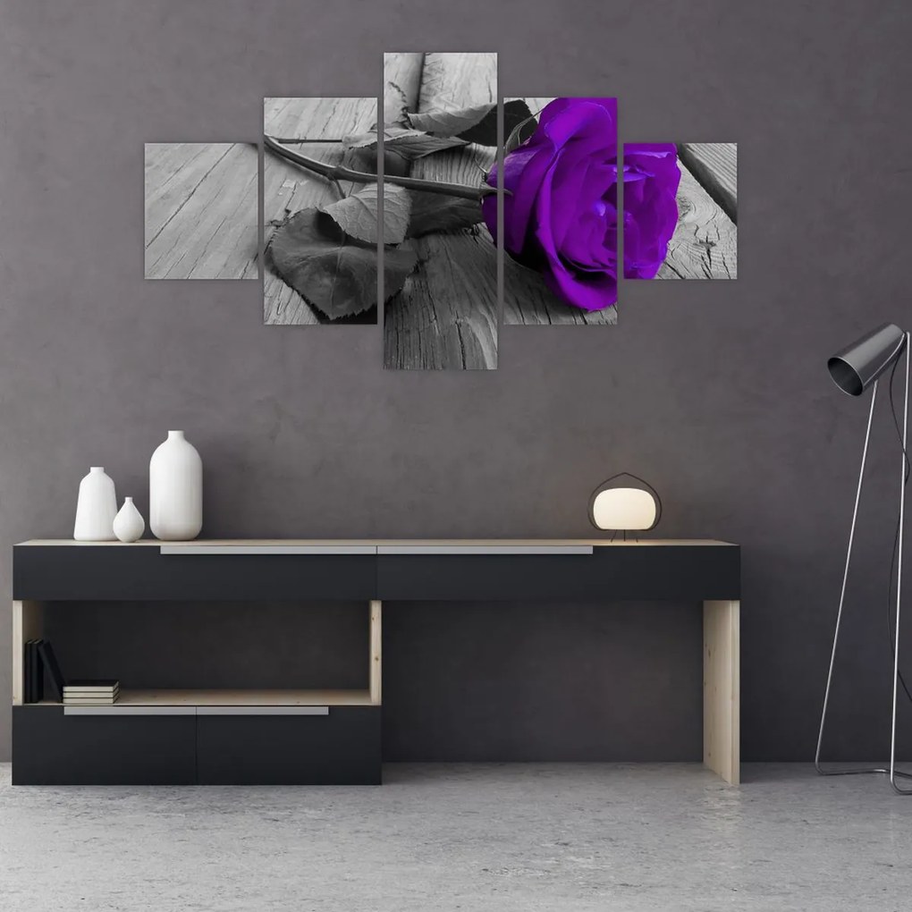Obraz - Fioletowa róża z zieloną łodygą (125x70 cm)