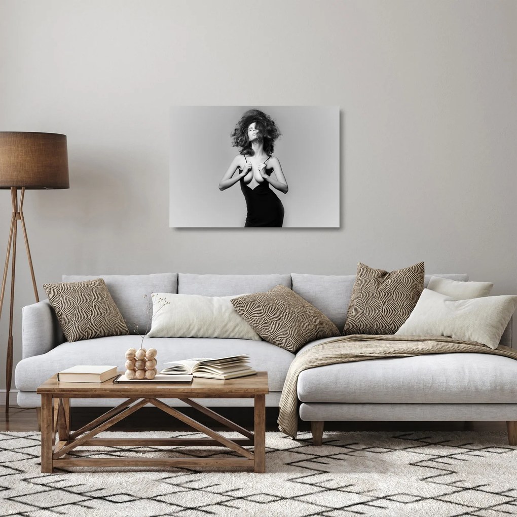 Obraz na szkle kobiety w czarnej sukience (70x50 cm)