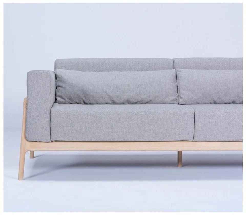 Szara sofa z konstrukcją z litego drewna dębowego Gazzda Fawn, 210 cm