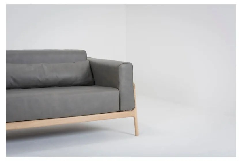 Ciemnoszara sofa z bawolej skóry z konstrukcją z litego drewna dębowego Gazzda Fawn, 240 cm