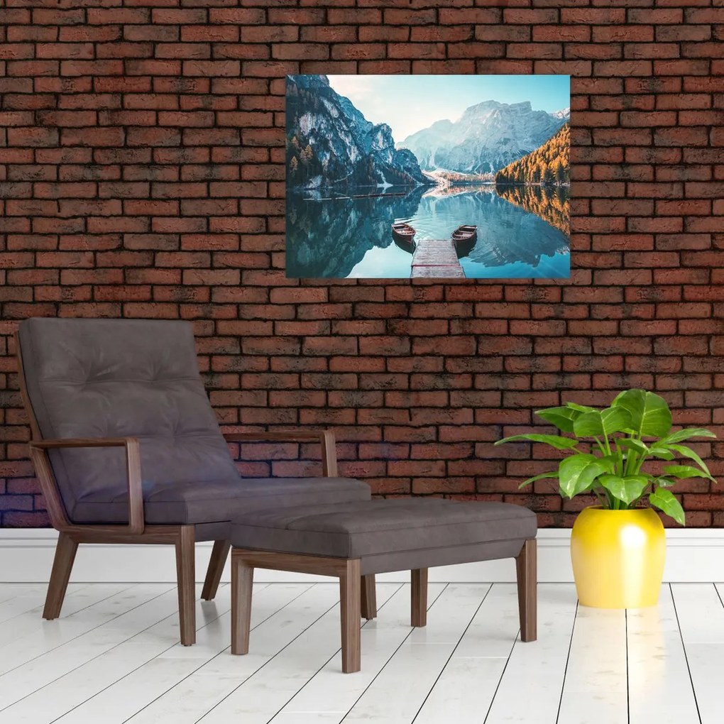 Obraz na szkle - Łodzie na jeziorze Braies (70x50 cm)